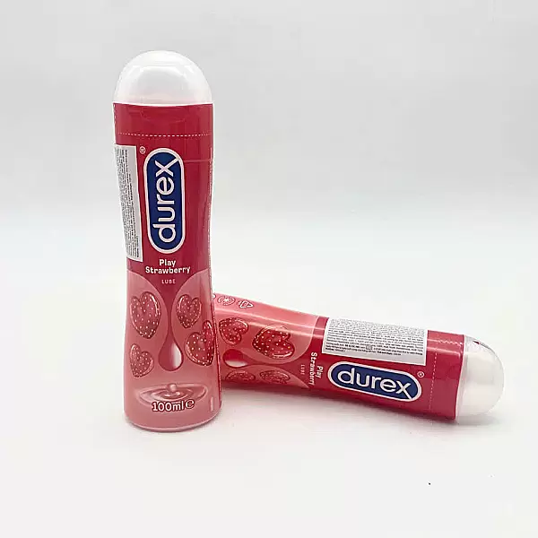 Gel bôi trơn gốc nước DUREX Play Saucy Strawberry giúp giảm khô rát, tăng độ ẩm tự nhiên.
